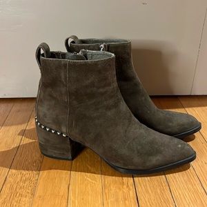 Wishbone boots